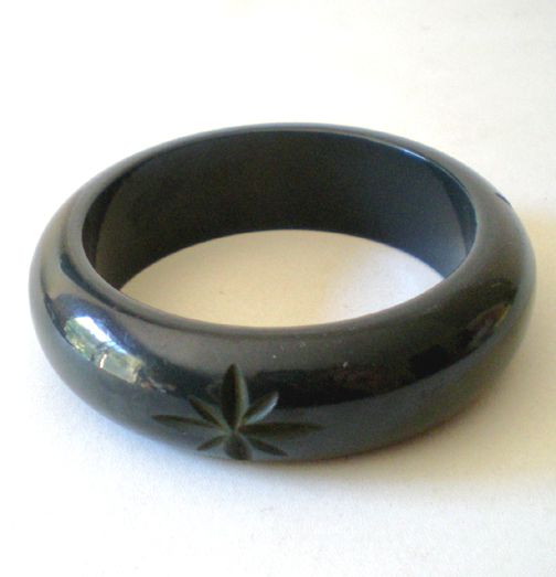 Chunky Carved BAKELITE Bracelet Deep Navy Blue Chunky Carved BAKELITE Bracelet Deep Navy Blue