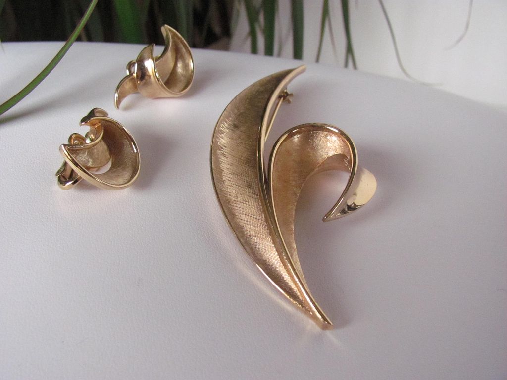Superb Vintage Crown Trifari Demi Parure Gold Tone Superb Vintage Crown Trifari Demi Parure Gold Tone
