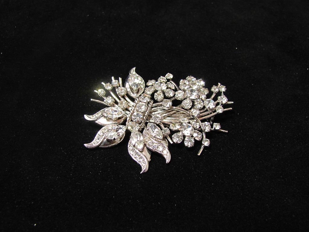 Superb Floral Brooch with Rhinestones Superb Floral Brooch with Rhinestones