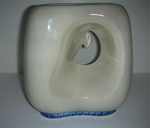 Round arcature blue bird pottery vase Round arcature blue bird pottery vase