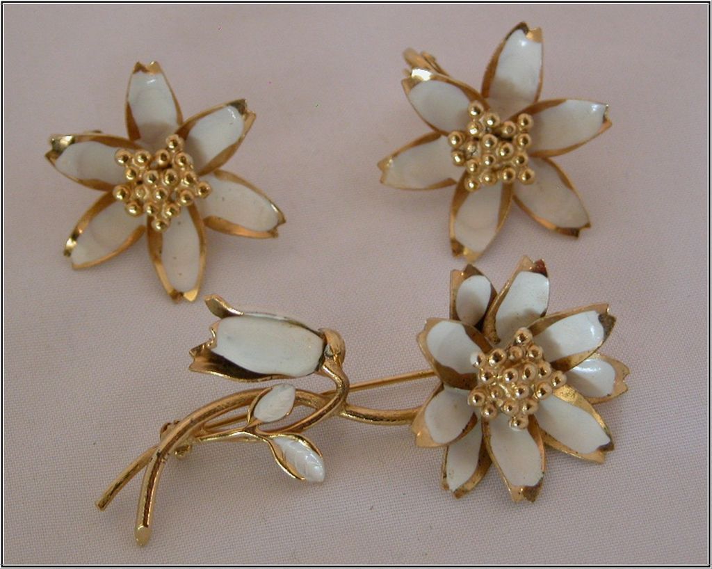 White Enamel Daisy & Rose Flower Pin & Earrings White Enamel Daisy & Rose Flower Pin & Earrings
