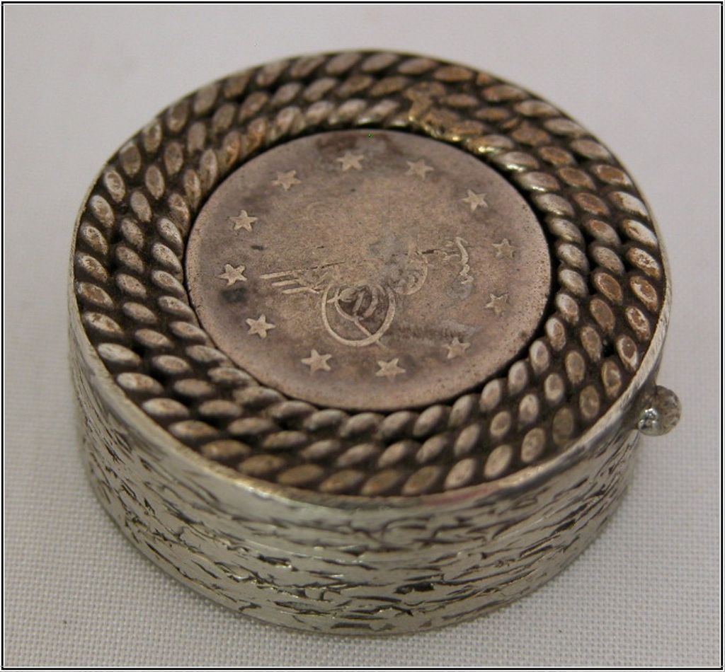 800 Silver Pill Box or Snuff Box 800 Silver Pill Box or Snuff Box