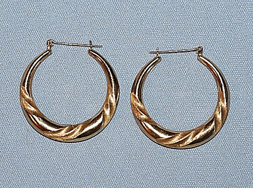 Vintage 14K Yellow Gold Pierced Earrings with Sculpted Design Vintage 14K Yellow Gold Pierced Earrings with Sculpted Design