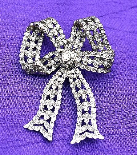 Gleaming 14K White Gold and Diamond Pendant Gleaming 14K White Gold and Diamond Pendant