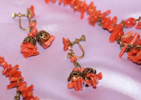 Stunning Coral Necklace with long Drops and Earrings Stunning Coral Necklace with long Drops and Earrings
