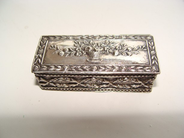 Beautiful 19th century silver box (hallmarked)with chased flowers and leaves Beautiful 19th century silver box (hallmarked)with chased flowers and leaves