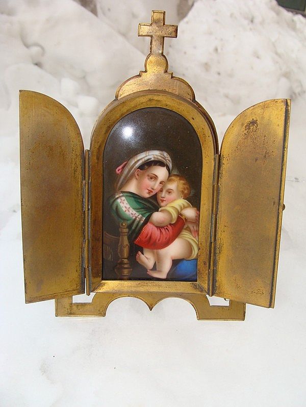 Antique traveling Tryptich depicting the Madonna with the Christ Child Antique traveling Tryptich depicting the Madonna with the Christ Child