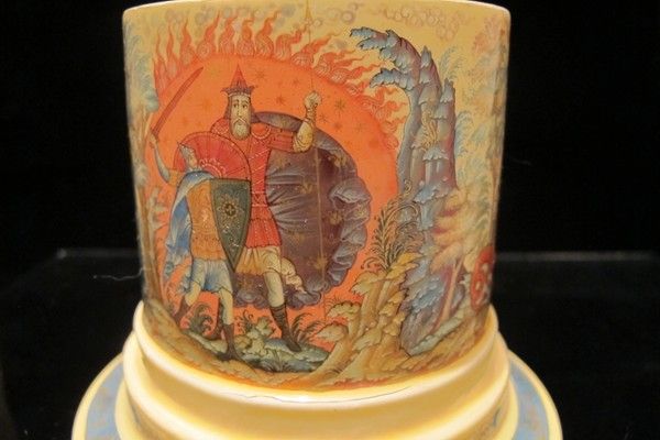 A handcrafted and hand painted paper mache lacquer snuff box, early 20th century A handcrafted and hand painted paper mache lacquer snuff box, early 20th century