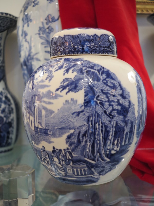 Mason's Vista Blue & White vase with cover, 20th century Mason's Vista Blue & White vase with cover, 20th century