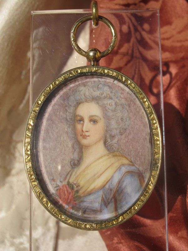 Antique Miniature portrait of a young lady set in yellow gold, dated at the 19th century Antique Miniature portrait of a young lady set in yellow gold, dated at the 19th century