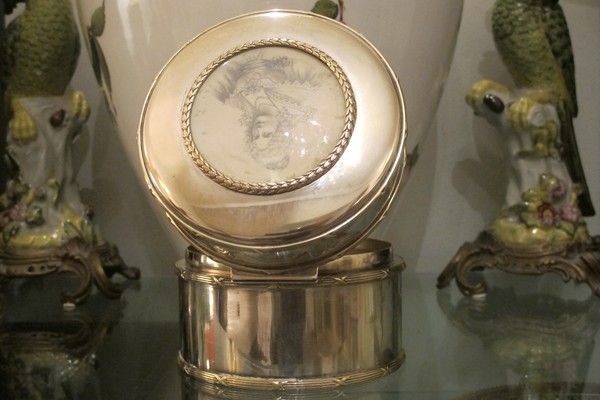 Silver plate tea caddy with etching of a young woman on the lid, early 20th century Silver plate tea caddy with etching of a young woman on the lid, early 20th century