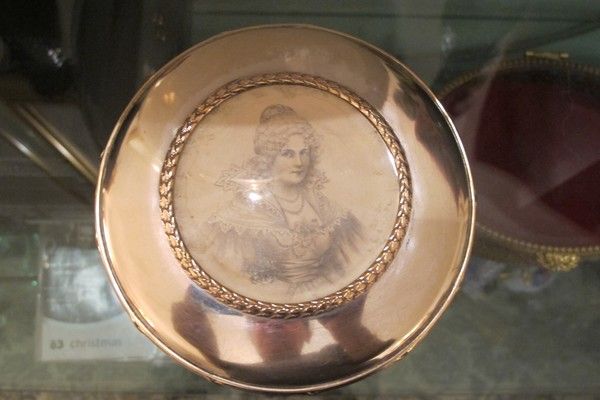 Silver plate tea caddy with etching of a young woman on the lid, early 20th century Silver plate tea caddy with etching of a young woman on the lid, early 20th century