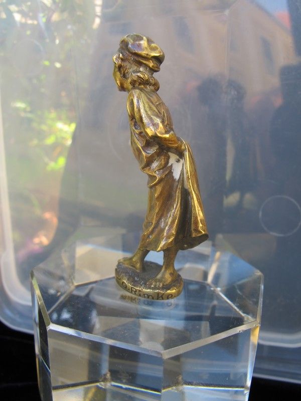 Art Nouveau Vienna Bronze figure depicting a little girl, signed by Otto Rimke, Viennese sculptor, circa 1910 Art Nouveau Vienna Bronze figure depicting a little girl, signed by Otto Rimke, Viennese sculptor, circa 1910