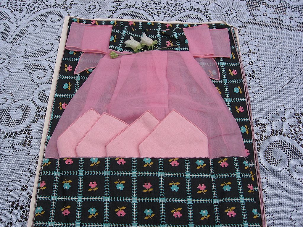Fun Vintage Floral Apron With Matching Napkins Fun Vintage Floral Apron With Matching Napkins