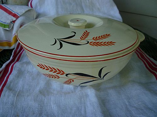 Universal Red Black Wheat 2 Quart Round Covered Casserole Universal Red Black Wheat 2 Quart Round Covered Casserole