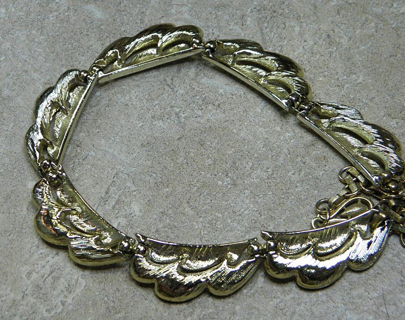 Vintage CORO Gold Tone Scalloped Necklace Vintage CORO Gold Tone Scalloped Necklace