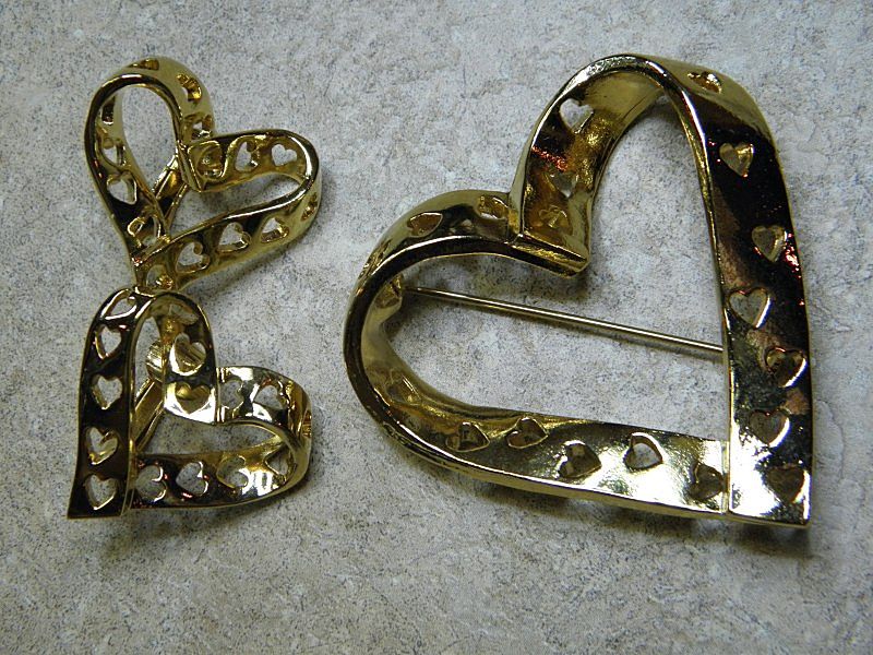 AVON Heart Brooch & Earrings Set in Gold Tone AVON Heart Brooch & Earrings Set in Gold Tone