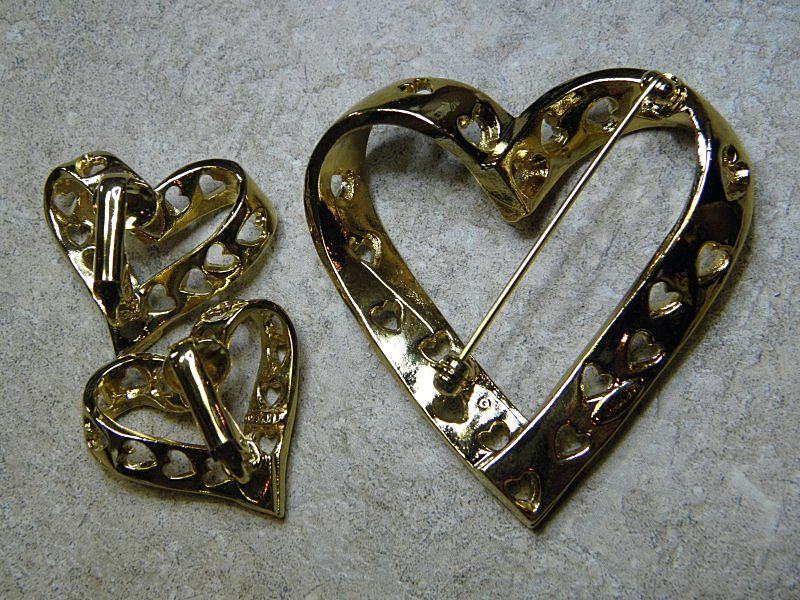 AVON Heart Brooch & Earrings Set in Gold Tone AVON Heart Brooch & Earrings Set in Gold Tone