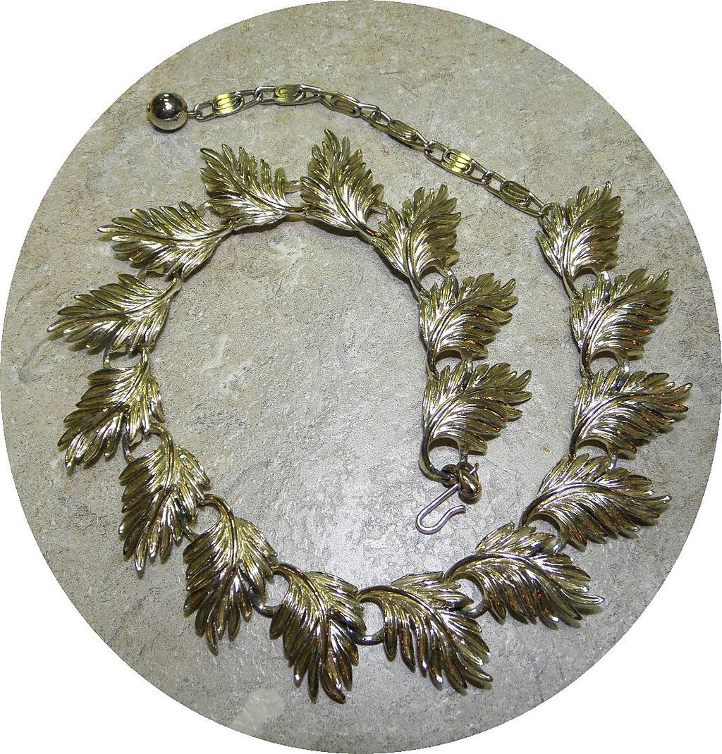 Vintage LISNER Leaf Necklace in Gold Tone Vintage LISNER Leaf Necklace in Gold Tone
