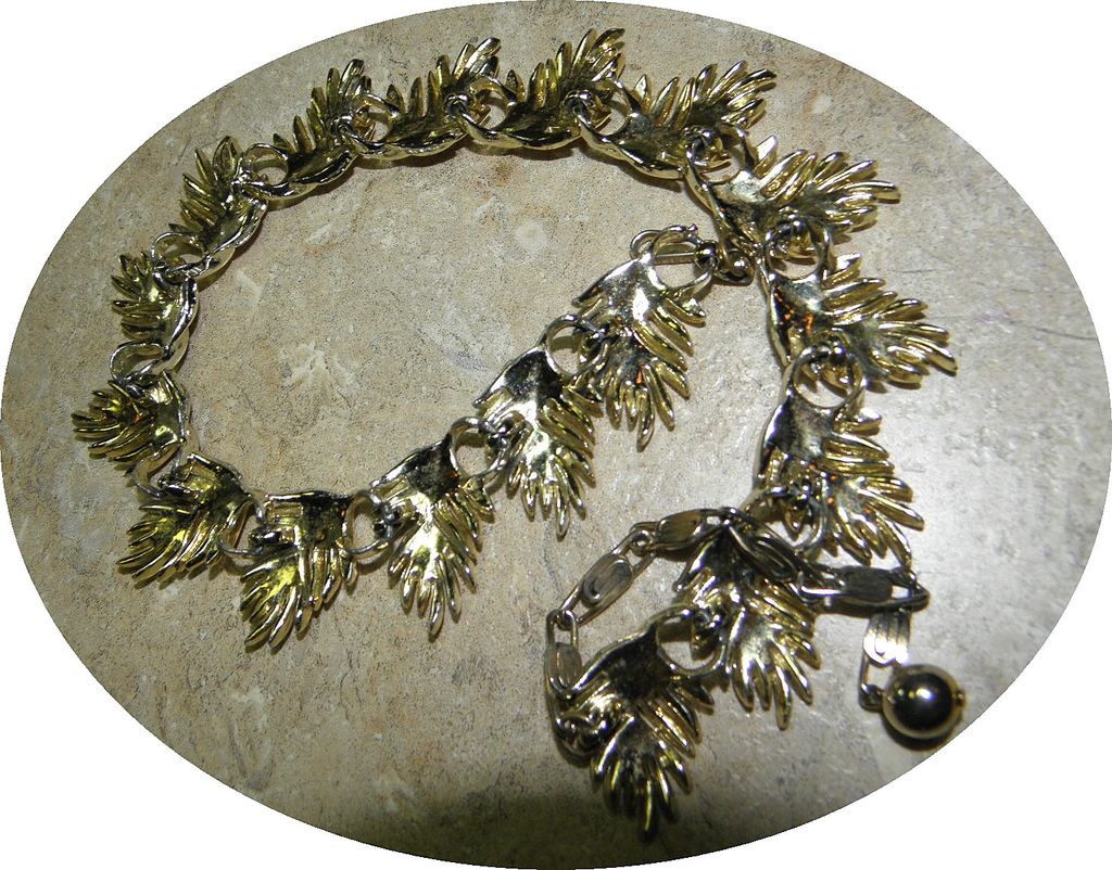 Vintage LISNER Leaf Necklace in Gold Tone Vintage LISNER Leaf Necklace in Gold Tone