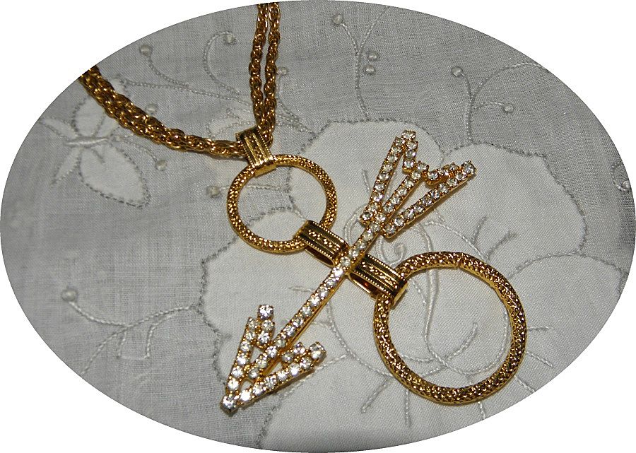 Vintage Rhinestone Arrow Dangling Necklace Vintage Rhinestone Arrow Dangling Necklace