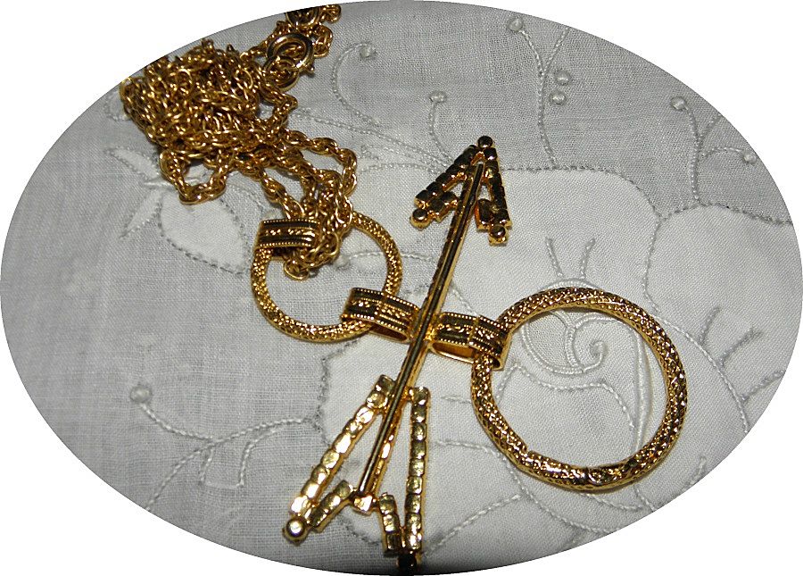 Vintage Rhinestone Arrow Dangling Necklace Vintage Rhinestone Arrow Dangling Necklace