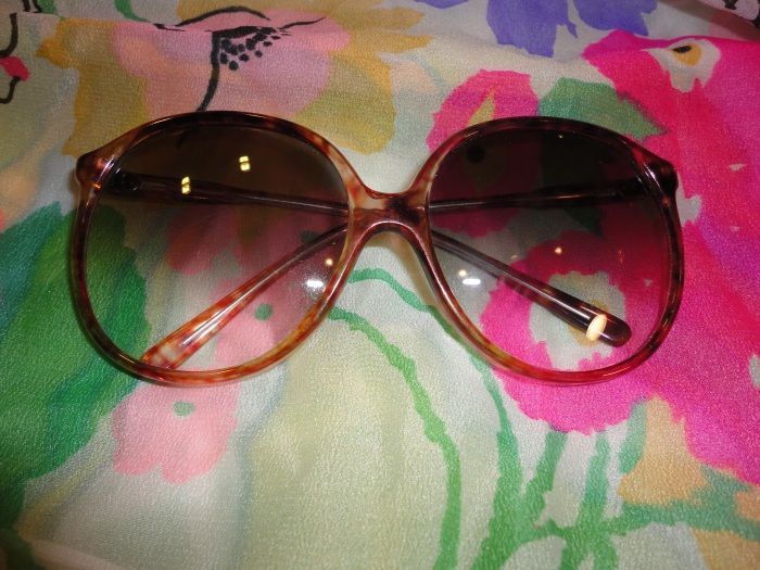 Fun Vintage Huge 1060s 1970s Sunglasses with Gradient Color Lenses Fun Vintage Huge 1060s 1970s Sunglasses with Gradient Color Lenses