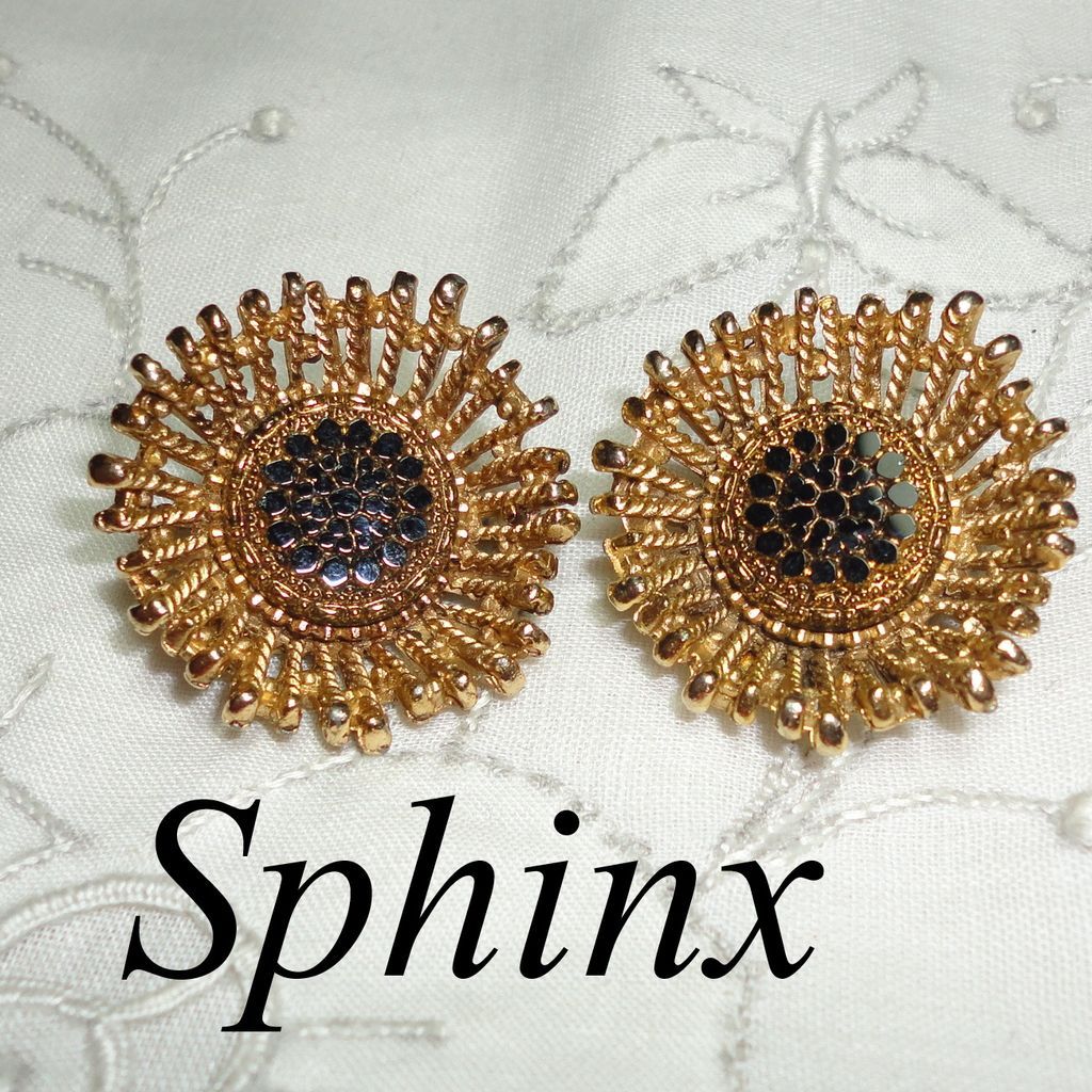 Vintage Sphinx Black Glass Textured Gold Tone Earrings Vintage Sphinx Black Glass Textured Gold Tone Earrings
