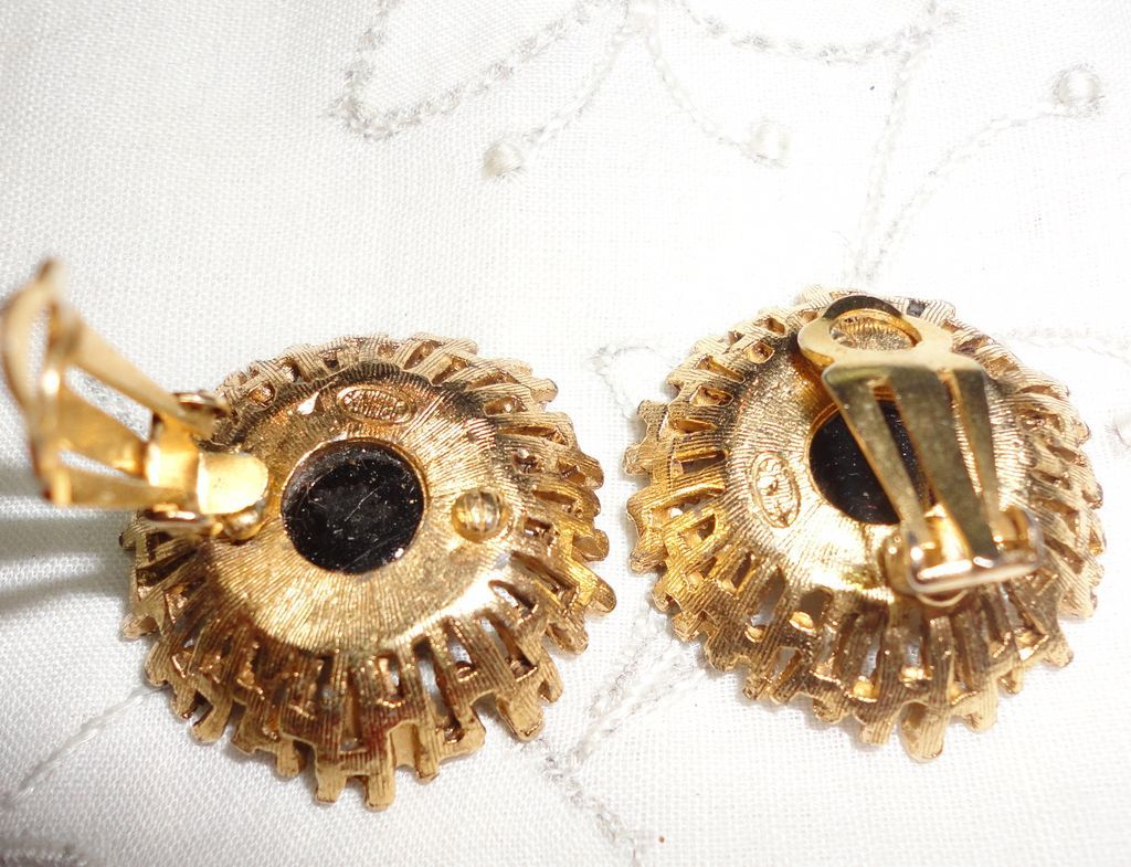 Vintage Sphinx Black Glass Textured Gold Tone Earrings Vintage Sphinx Black Glass Textured Gold Tone Earrings