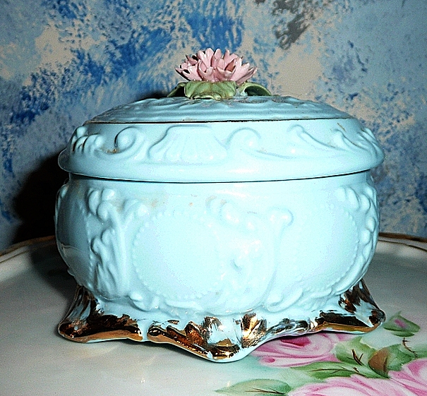 Vintage Heritage House 'Romance' Music Box Vintage Heritage House 'Romance' Music Box