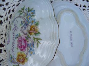 'Memories' Avon 1983 Porcelain Music Box 'Memories' Avon 1983 Porcelain Music Box
