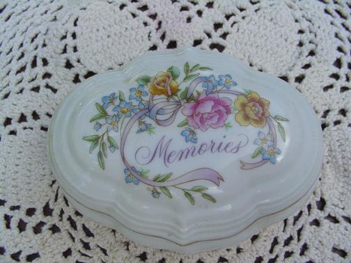 'Memories' Avon 1983 Porcelain Music Box 'Memories' Avon 1983 Porcelain Music Box