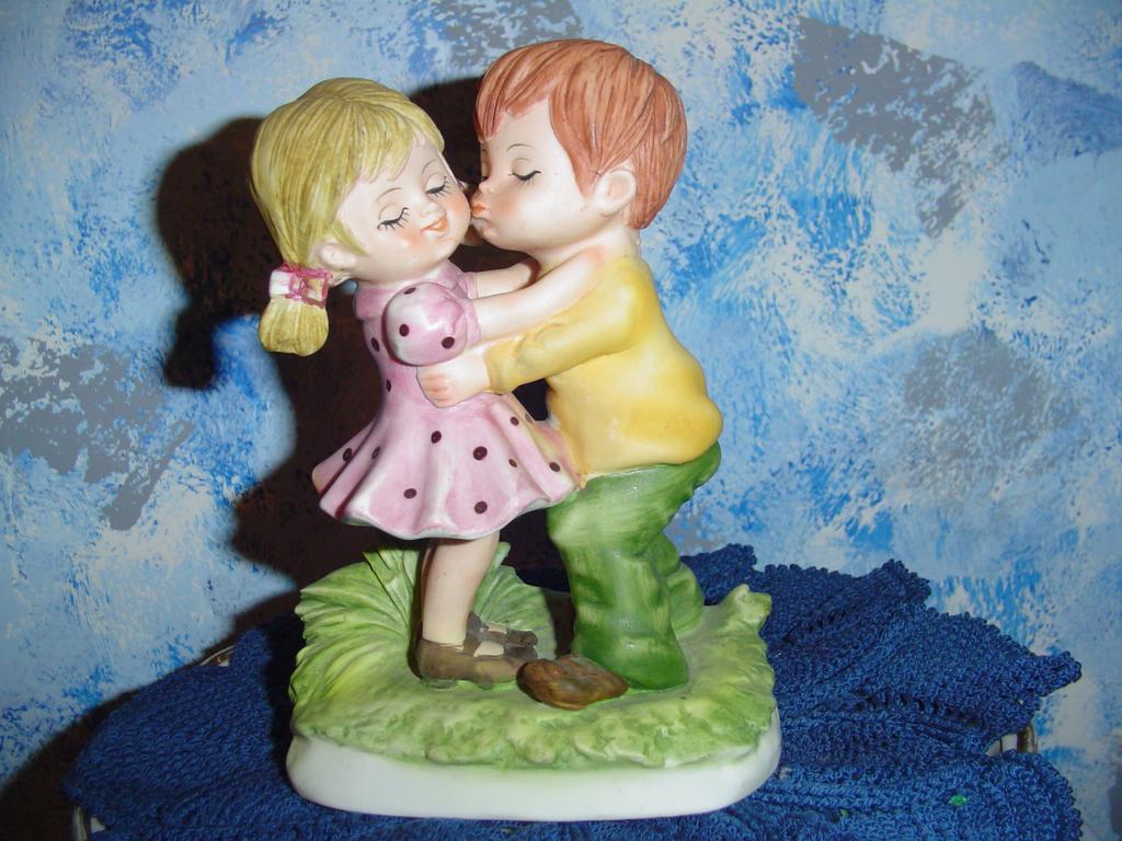 Lefton Bisque 'Kissing Cousins' Lefton Bisque 'Kissing Cousins'