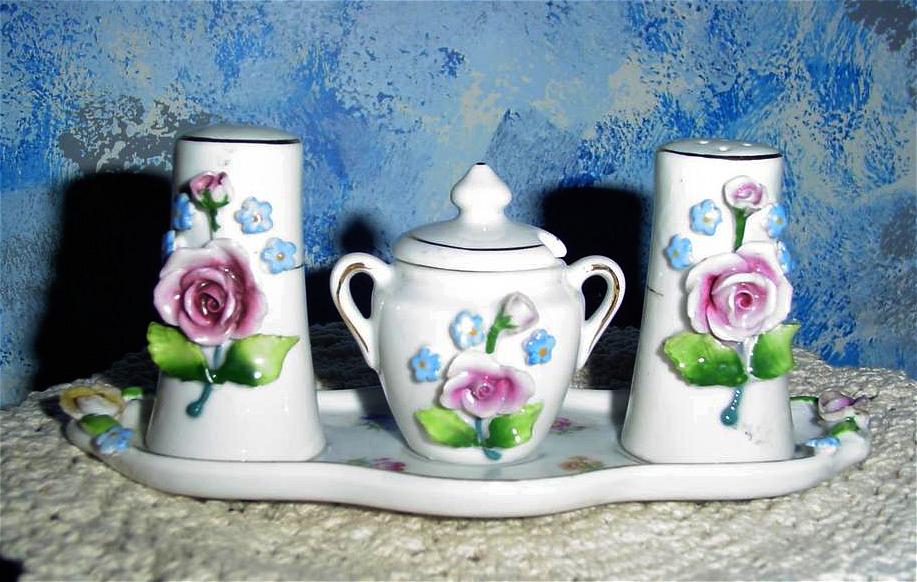 Vicki Shakers & Mustard Set with Tray Vicki Shakers & Mustard Set with Tray