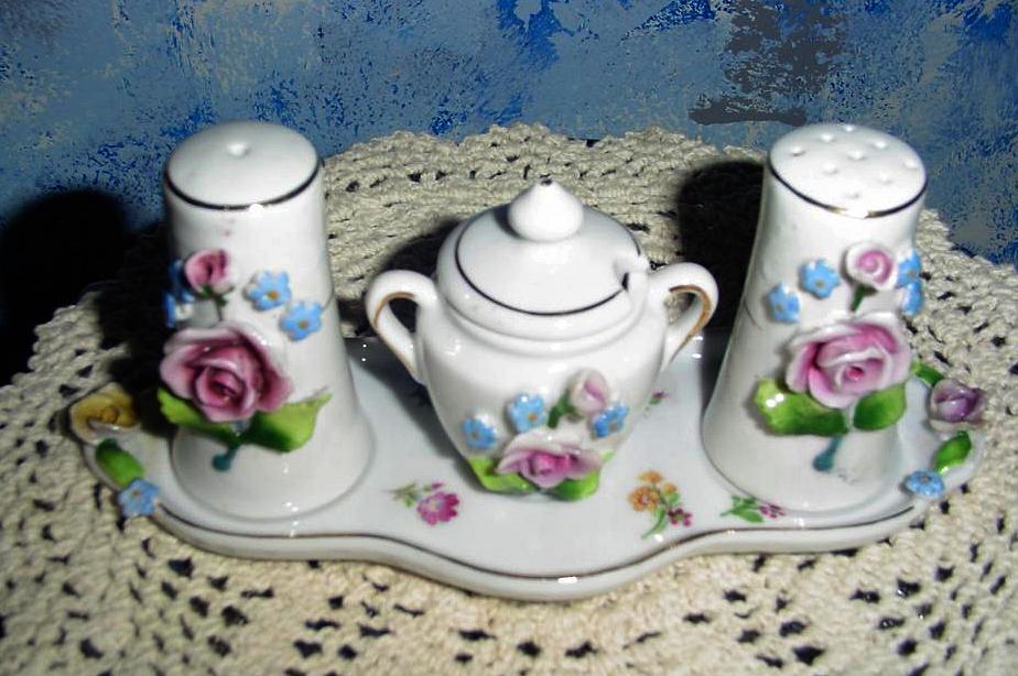 Vicki Shakers & Mustard Set with Tray Vicki Shakers & Mustard Set with Tray