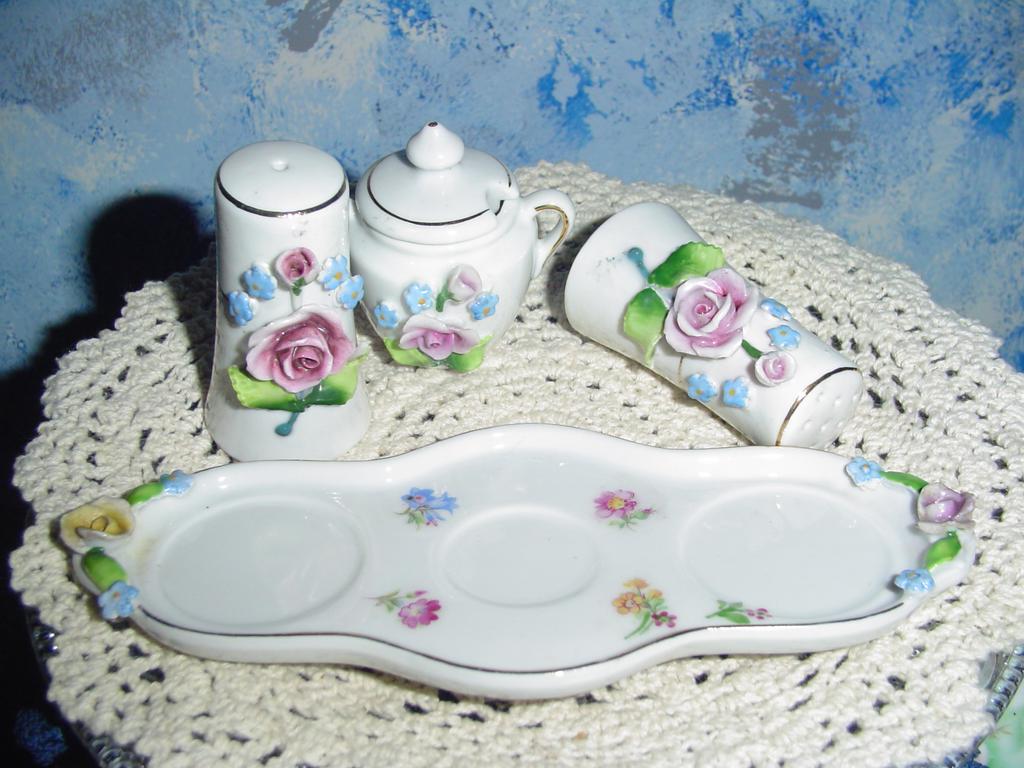 Vicki Shakers & Mustard Set with Tray Vicki Shakers & Mustard Set with Tray