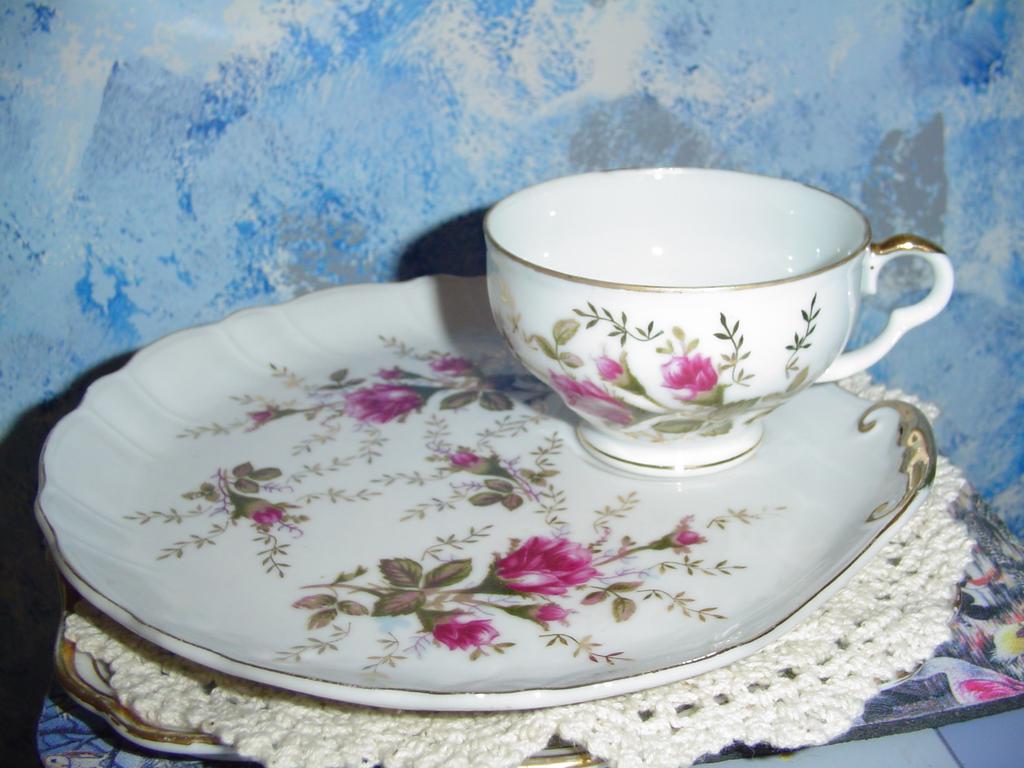 Mose Rose Pattern Breakfast Plate Mose Rose Pattern Breakfast Plate