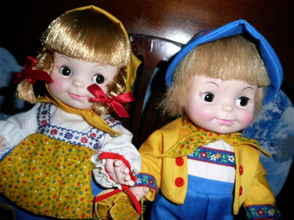 Effanbee Half-Pint Twin Swiss Yodelers Boy and Swiss Yodelers Girl Effanbee Half-Pint Twin Swiss Yodelers Boy and Swiss Yodelers Girl