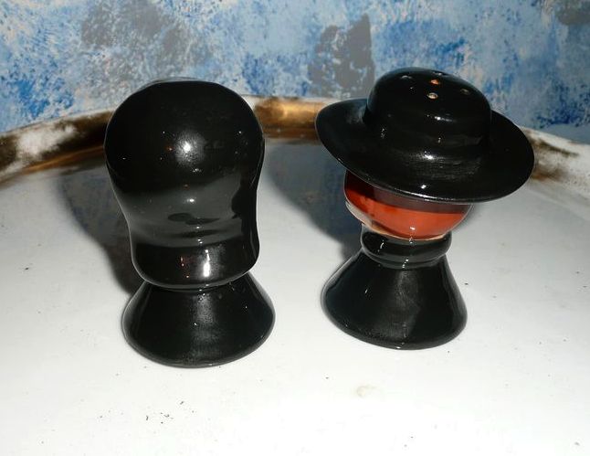 Quaker Set of Salt and Pepper Shakers Quaker Set of Salt and Pepper Shakers