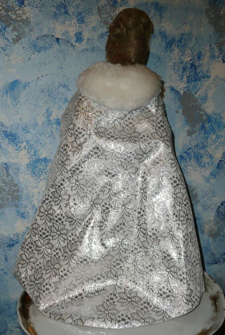 1996 Young Lady So Beautiful by Playmates Toy 1996 Young Lady So Beautiful by Playmates Toy