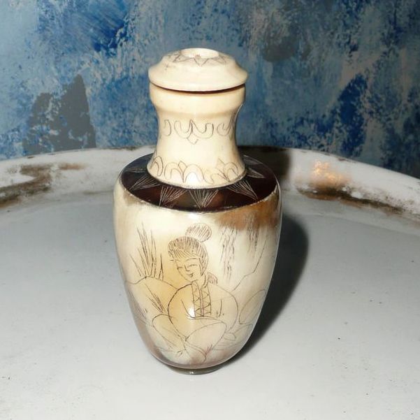 "The Thousand Children of The Emperor' Chinese Ox-Bone Snuff Bottle with Spoon "The Thousand Children of The Emperor' Chinese Ox-Bone Snuff Bottle with Spoon