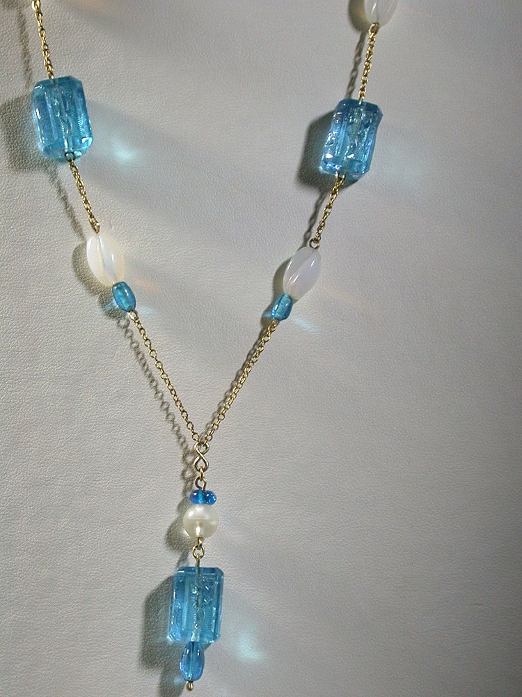 Blue Glass Gecko Motif Necklace w/Chain/Opalescent/Frosted Beads Blue Glass Gecko Motif Necklace w/Chain/Opalescent/Frosted Beads