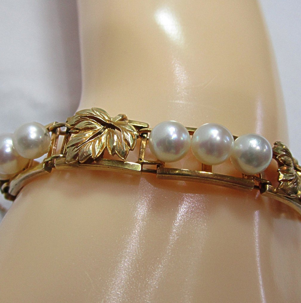 Vintage Estate 14K Gold and Pearl Bracelet Grape Leaf Motif Vintage Estate 14K Gold and Pearl Bracelet Grape Leaf Motif