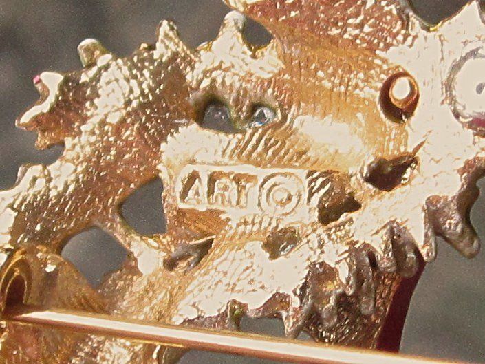 Vintage ART Christmas Wreath Rhinestone Pin Vintage ART Christmas Wreath Rhinestone Pin