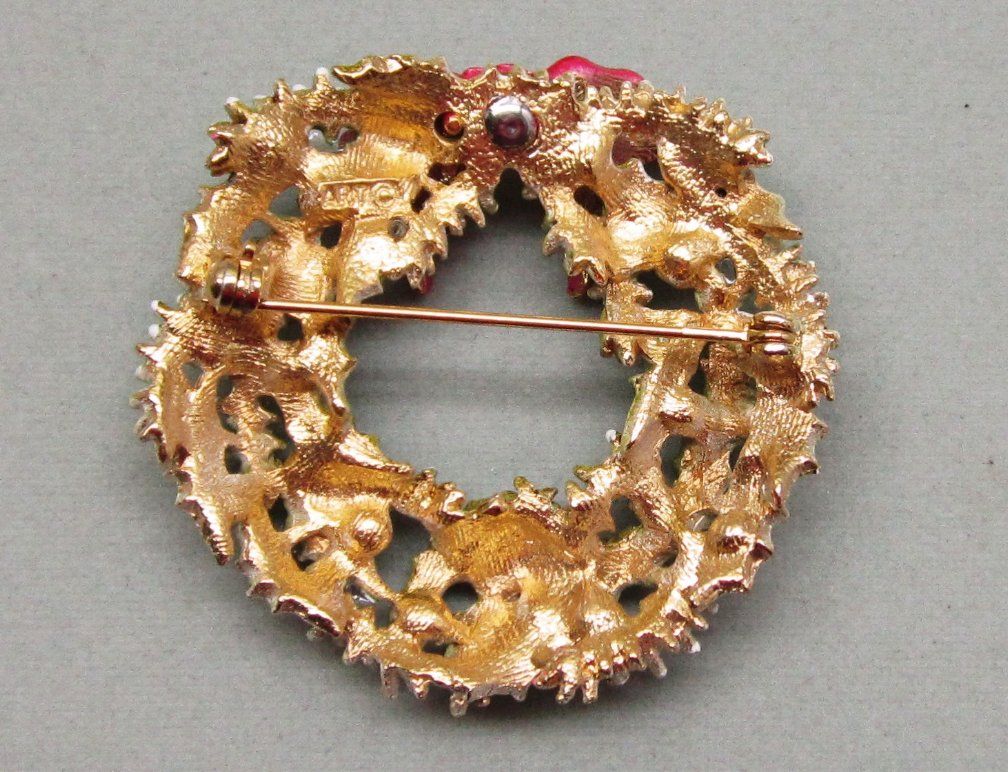 Vintage ART Christmas Wreath Rhinestone Pin Vintage ART Christmas Wreath Rhinestone Pin