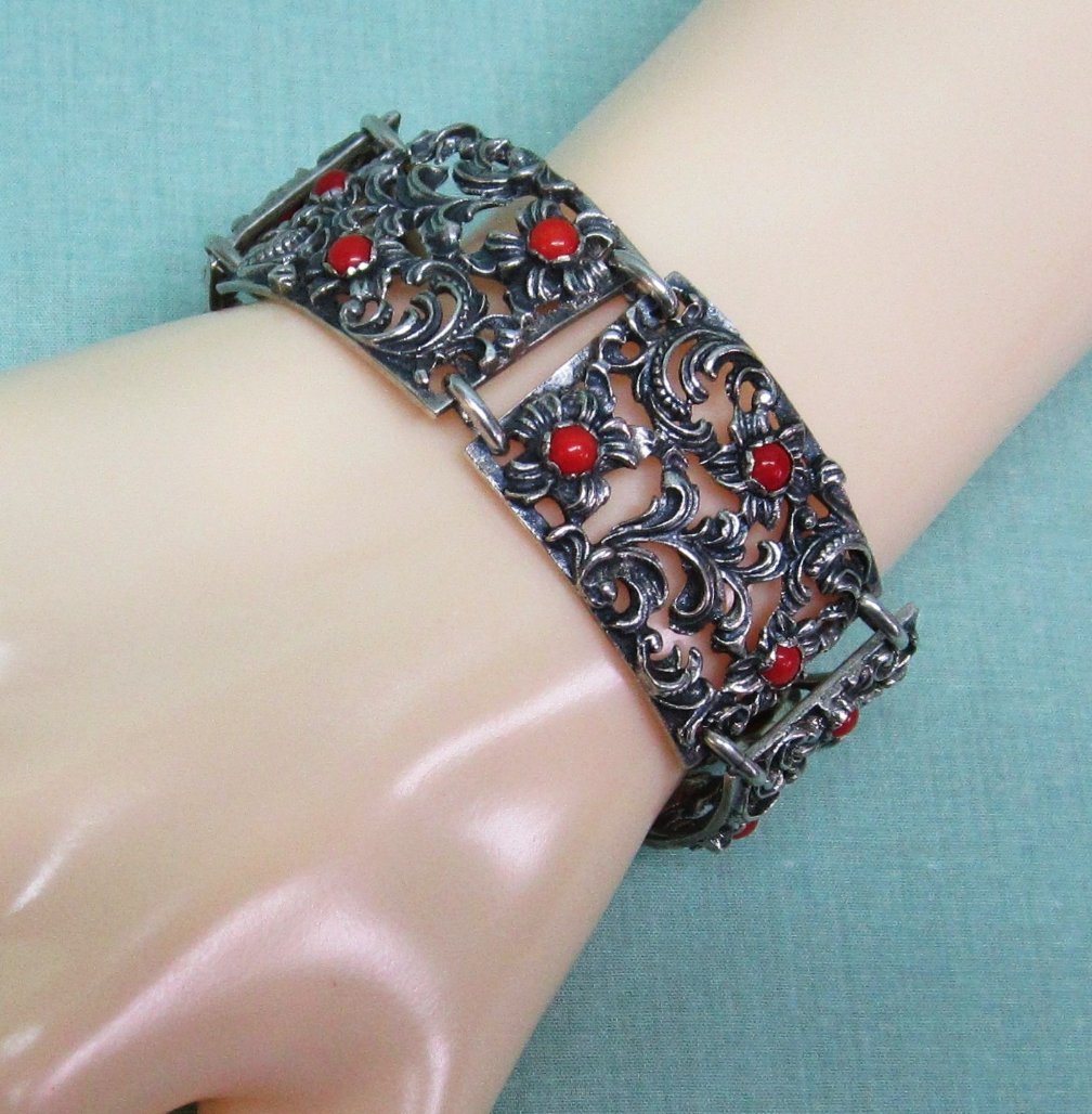 835 Silver Repousse Bracelet set with Coral 835 Silver Repousse Bracelet set with Coral