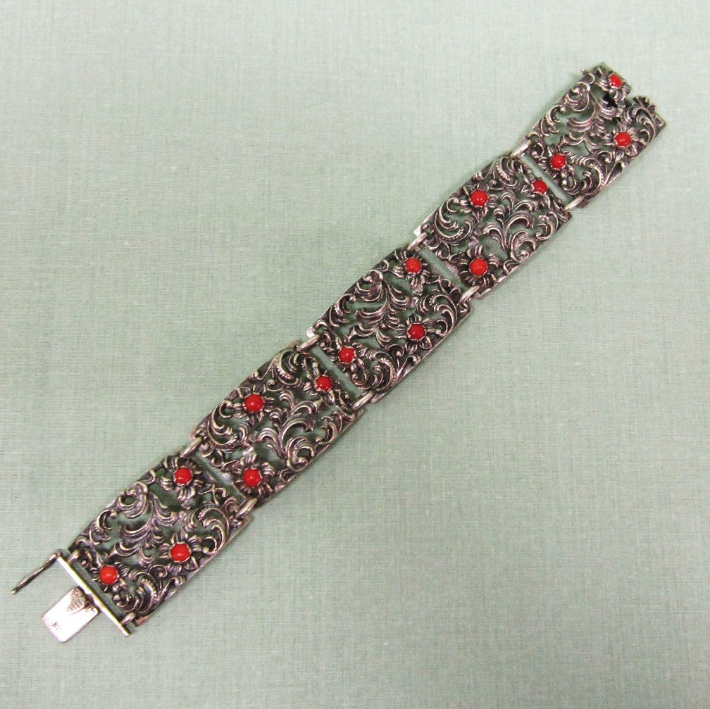 835 Silver Repousse Bracelet set with Coral 835 Silver Repousse Bracelet set with Coral