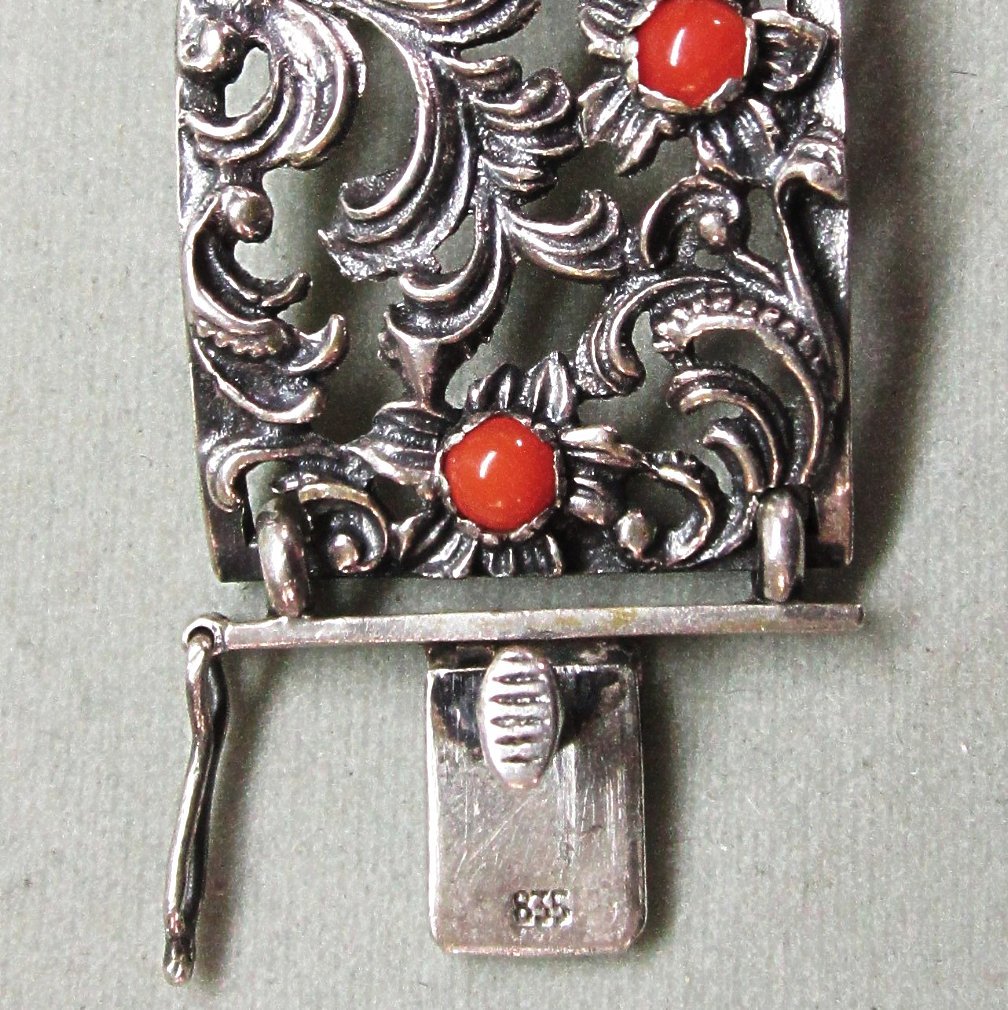 835 Silver Repousse Bracelet set with Coral 835 Silver Repousse Bracelet set with Coral