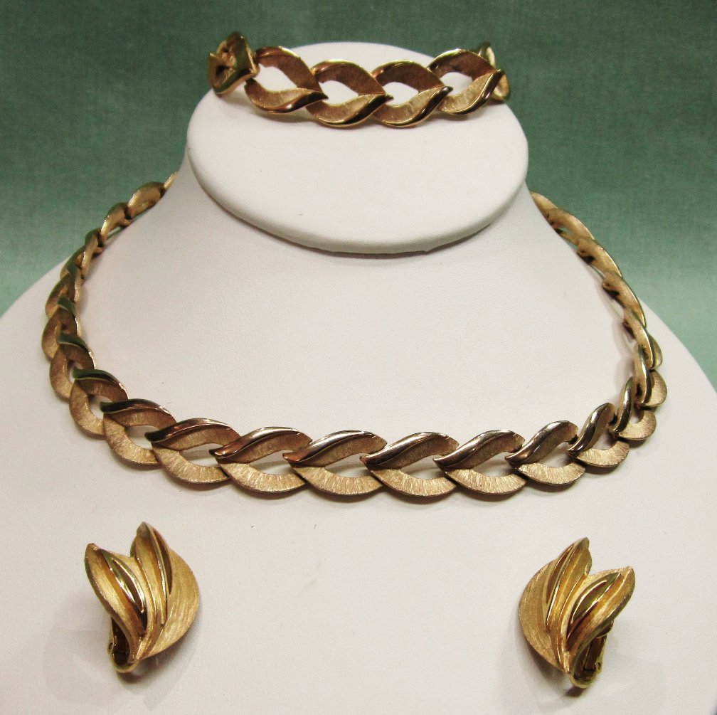 Crown Trifari Brushed Gold Tone Parure Leaves Crown Trifari Brushed Gold Tone Parure Leaves