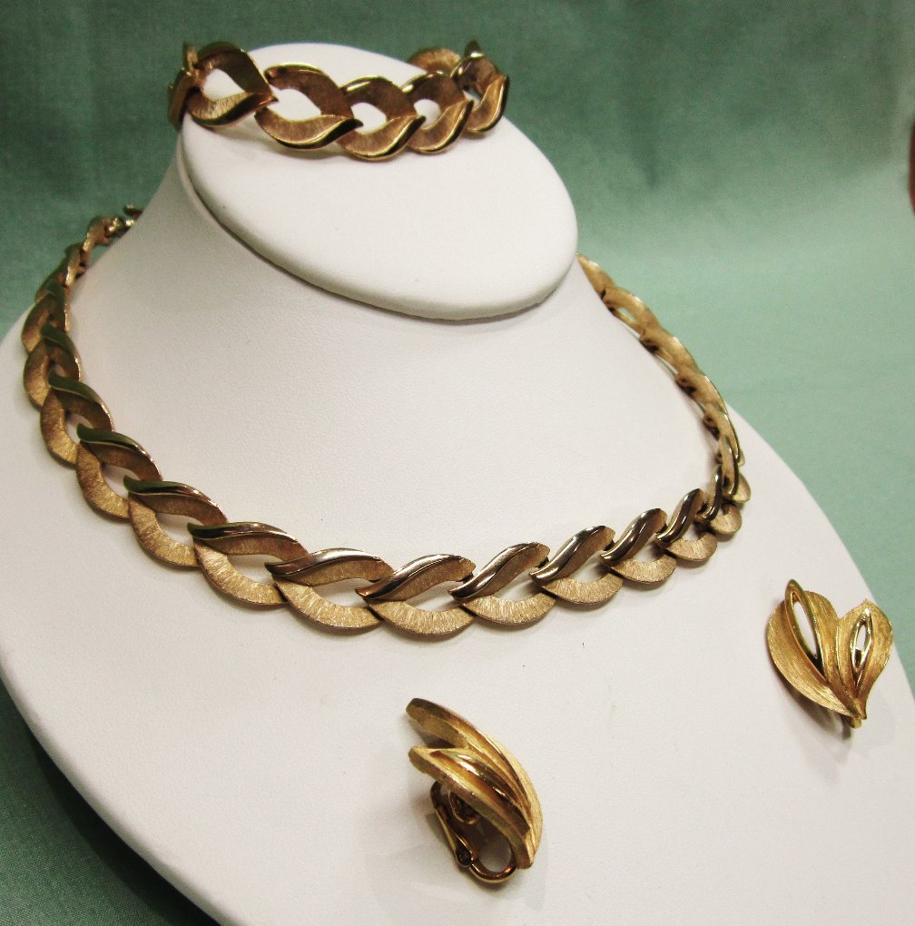 Crown Trifari Brushed Gold Tone Parure Leaves Crown Trifari Brushed Gold Tone Parure Leaves